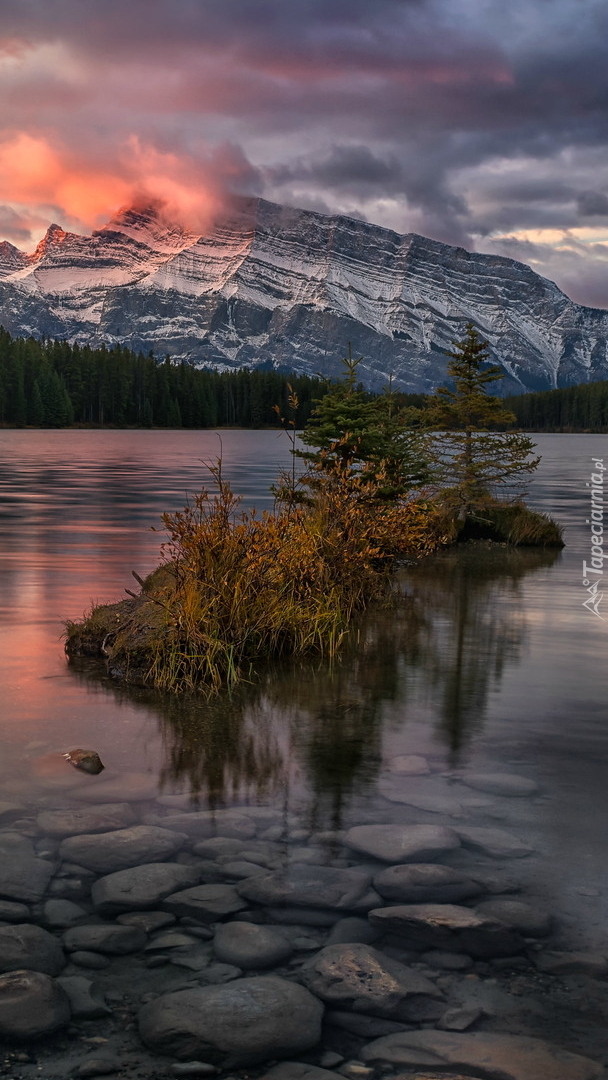 Jezioro Two Jack Lake i góry Mount Rundle