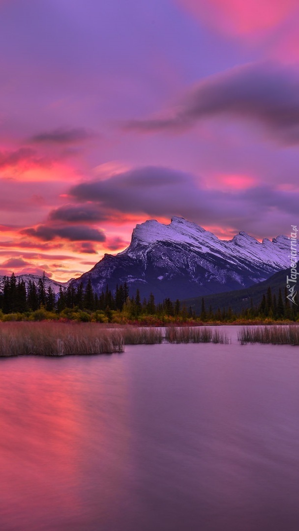 Jezioro Vermilion Lake i góry Canadian Rockies