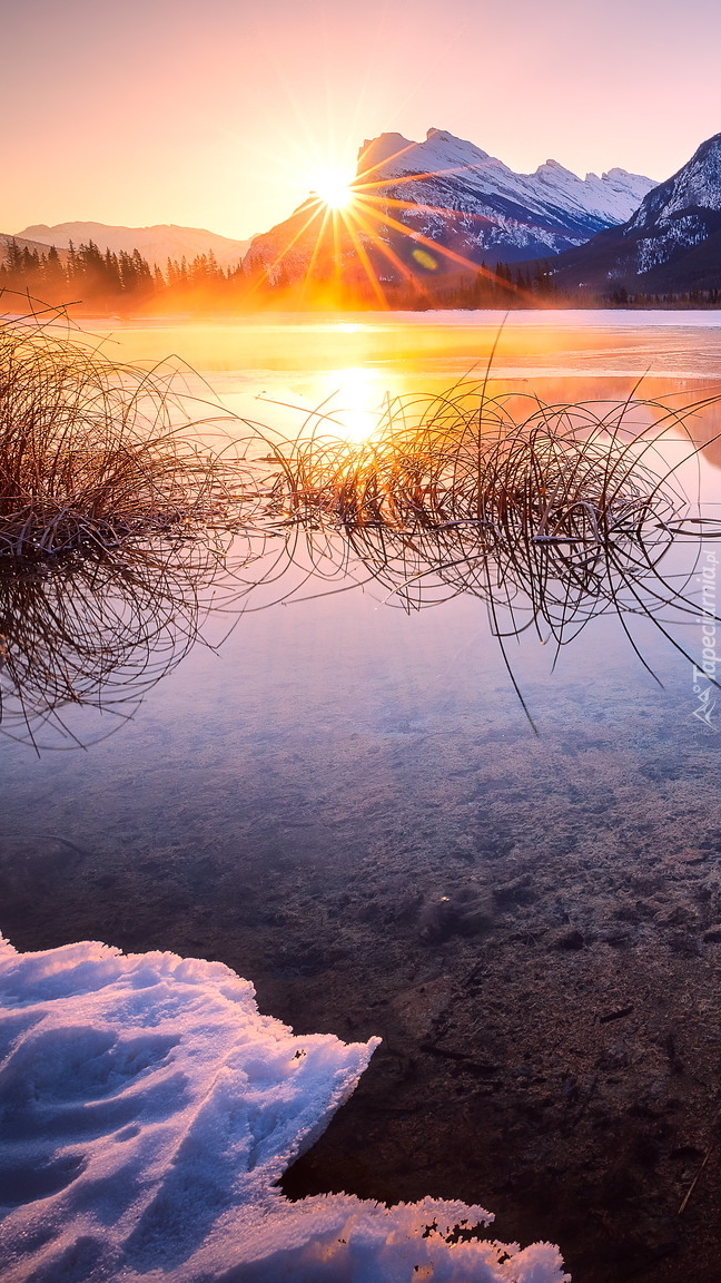 Jezioro Vermilion Lake w górach