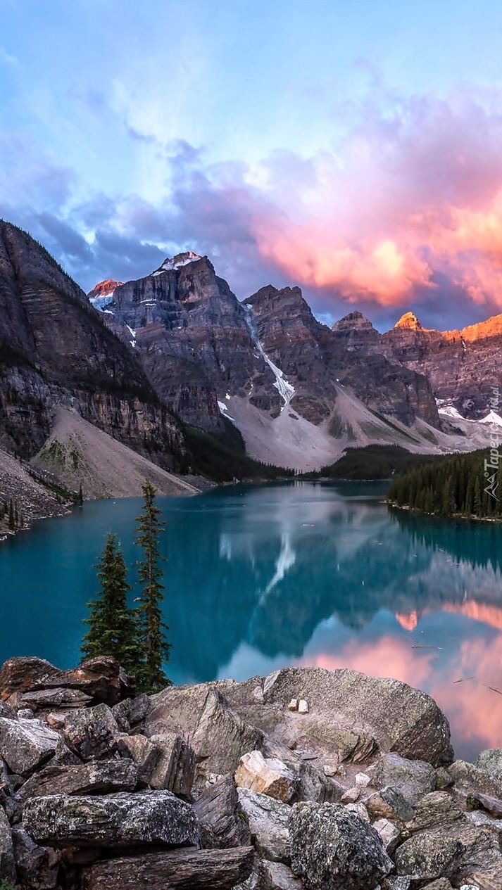Jezioro w górach o świcie