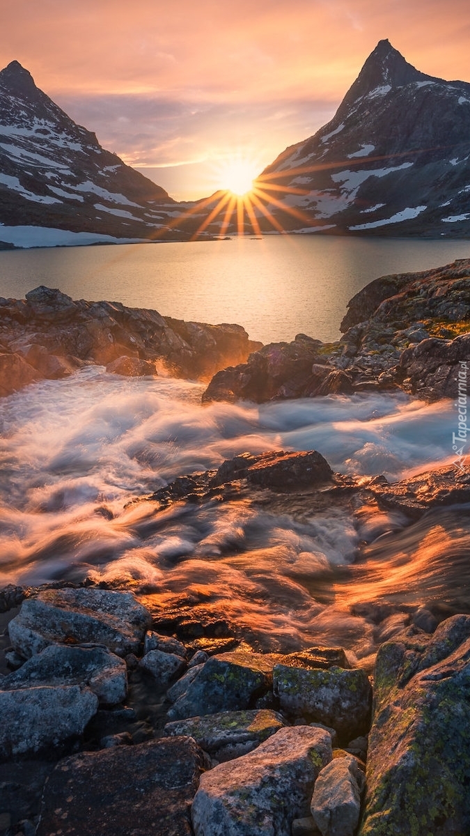 Jezioro w norweskich górach Jotunheimen