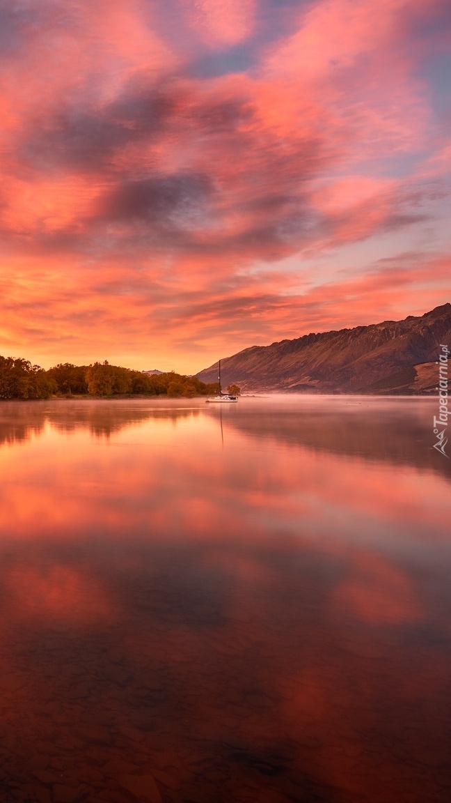 Jezioro Wakatipu o zachodzie słońca