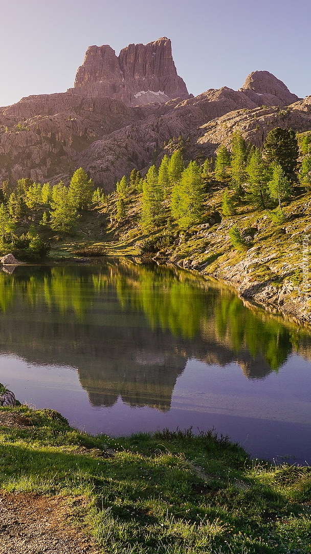 Jezioro we włoskich Dolomitach