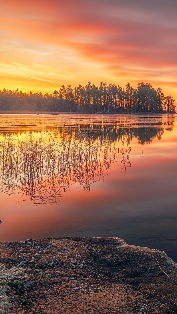 Jezioro Wetter Lake pod kolorowym niebem