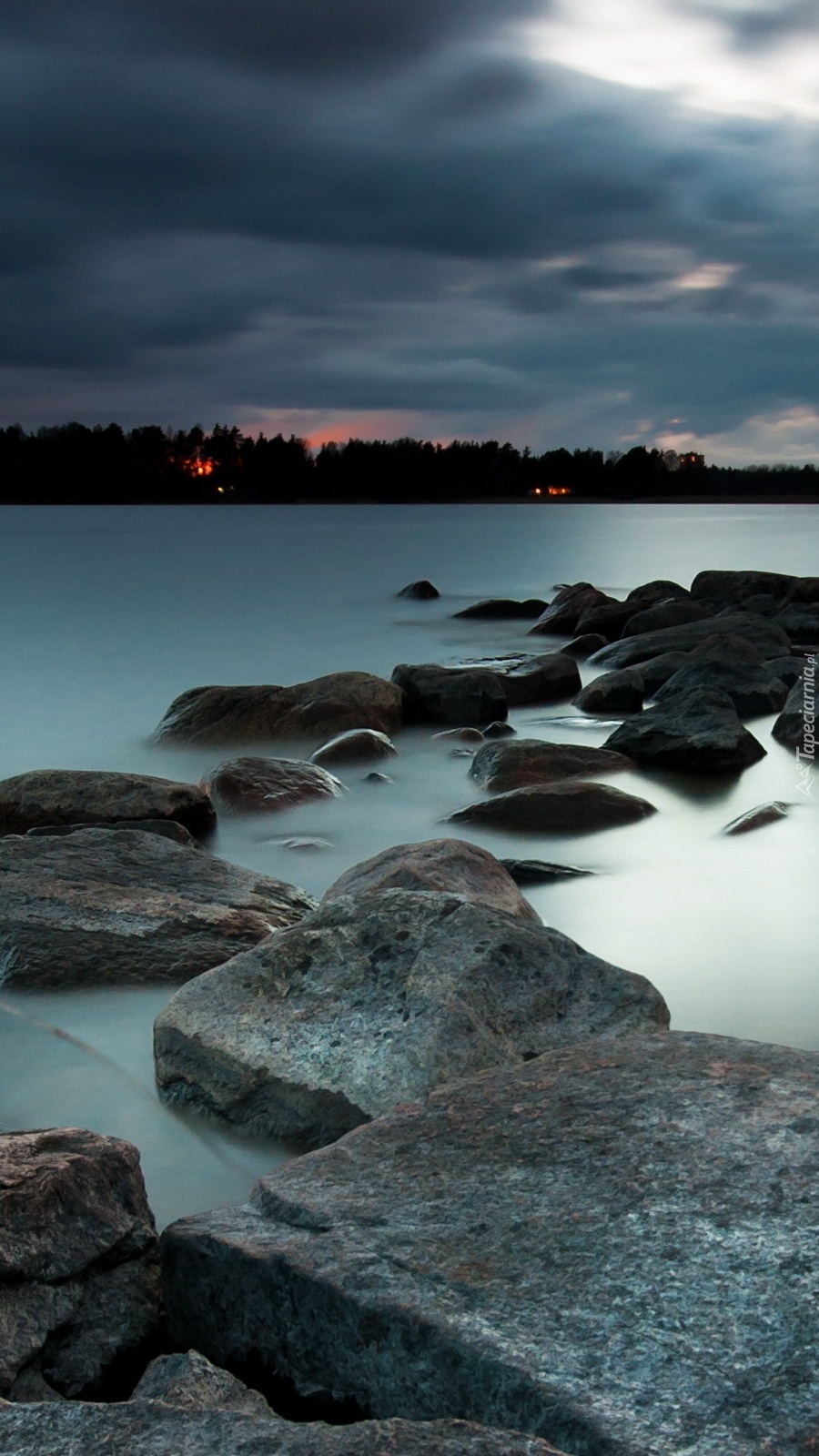 Jezioro z kamieniami na brzegu