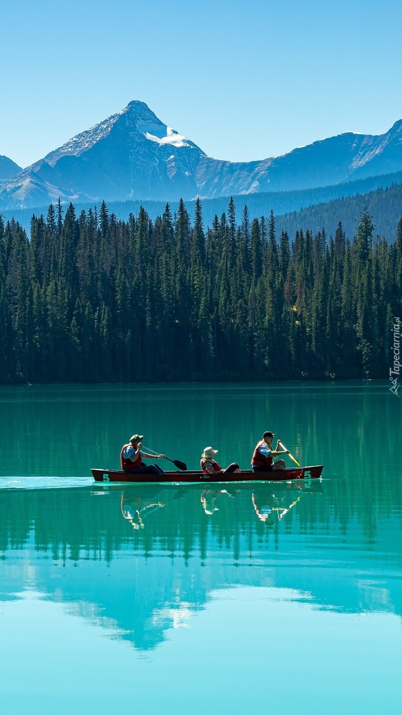 Kajak na jeziorze Emerald Lake w górach