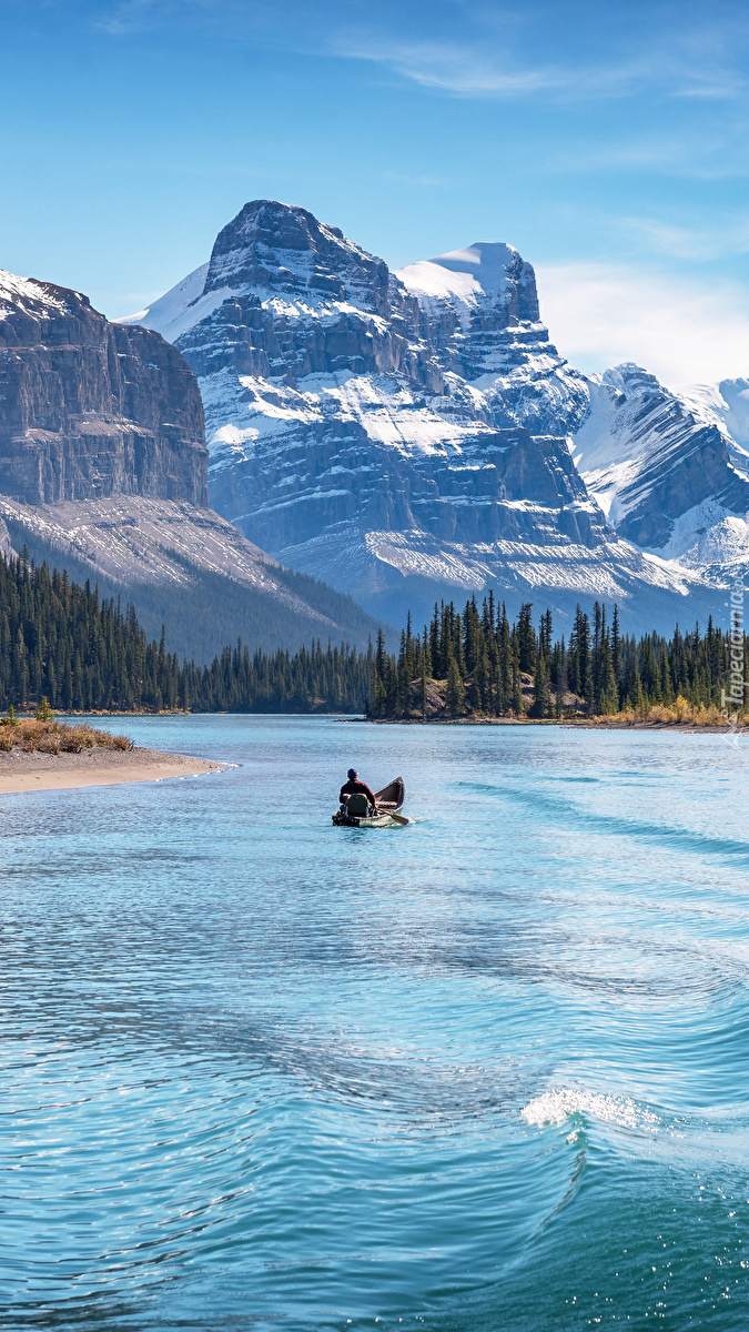 Kajakarz na jeziorze Lake Maligne