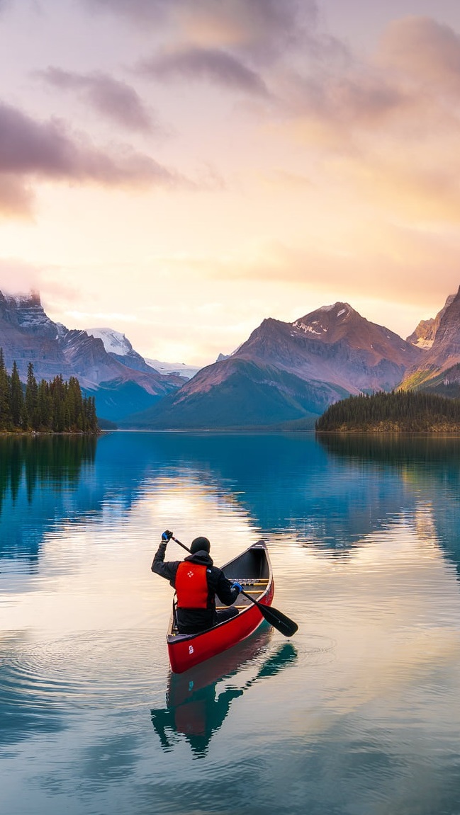 Kajakarz na jeziorze Maligne Lake