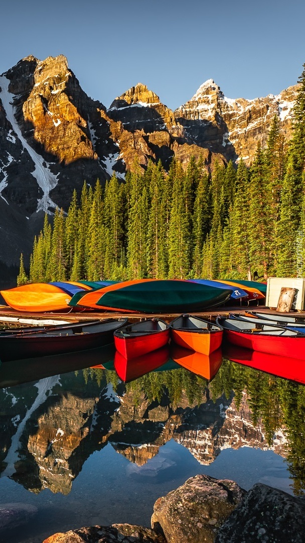 Kajaki na jeziorze Moraine Lake