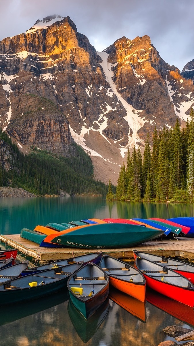 Kajaki przy pomoście na jeziorze Moraine Lake