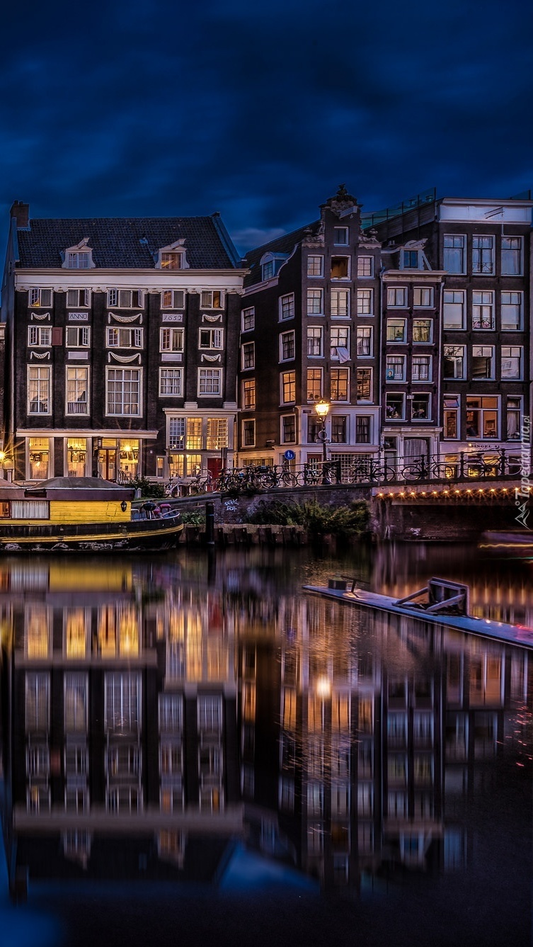 Kamienice w Amsterdamie nocą