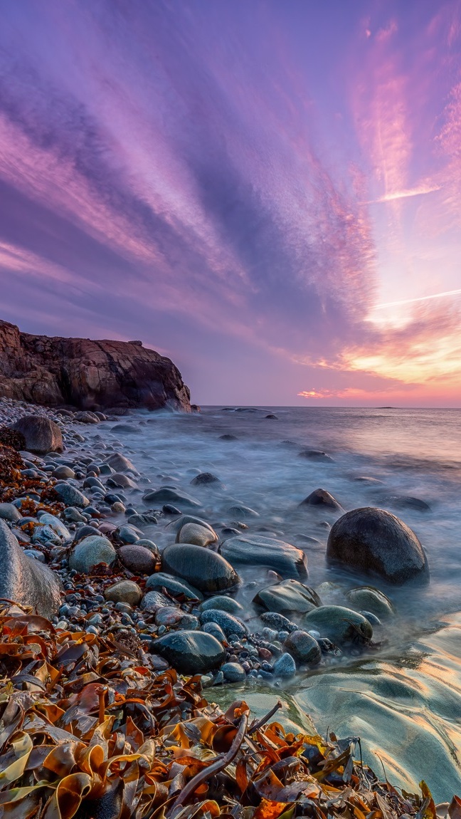 Kamienie i skały na wybrzeżu morza