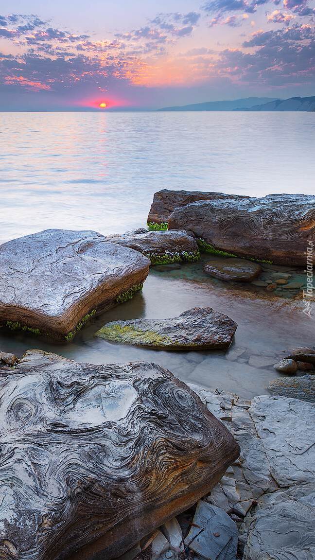 Kamienie na brzegu morza