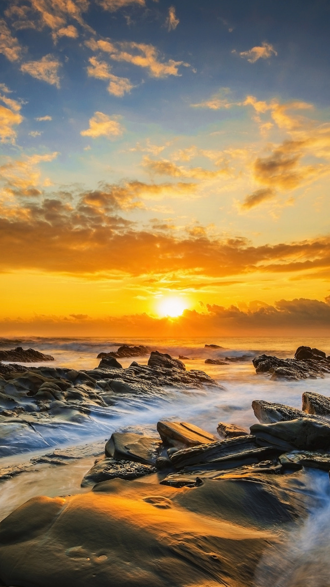 Kamienie na brzegu morza o zachodzie słońca