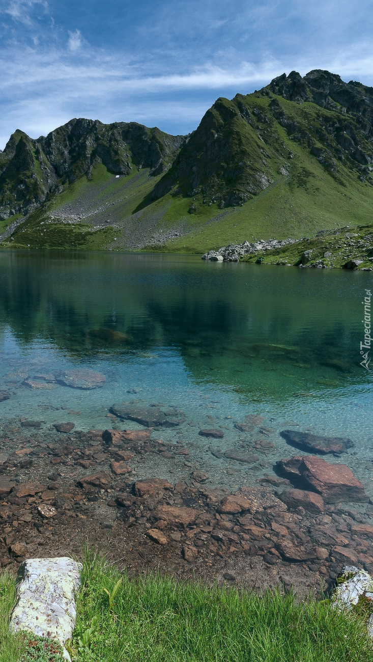 Kamienie nad jeziorem