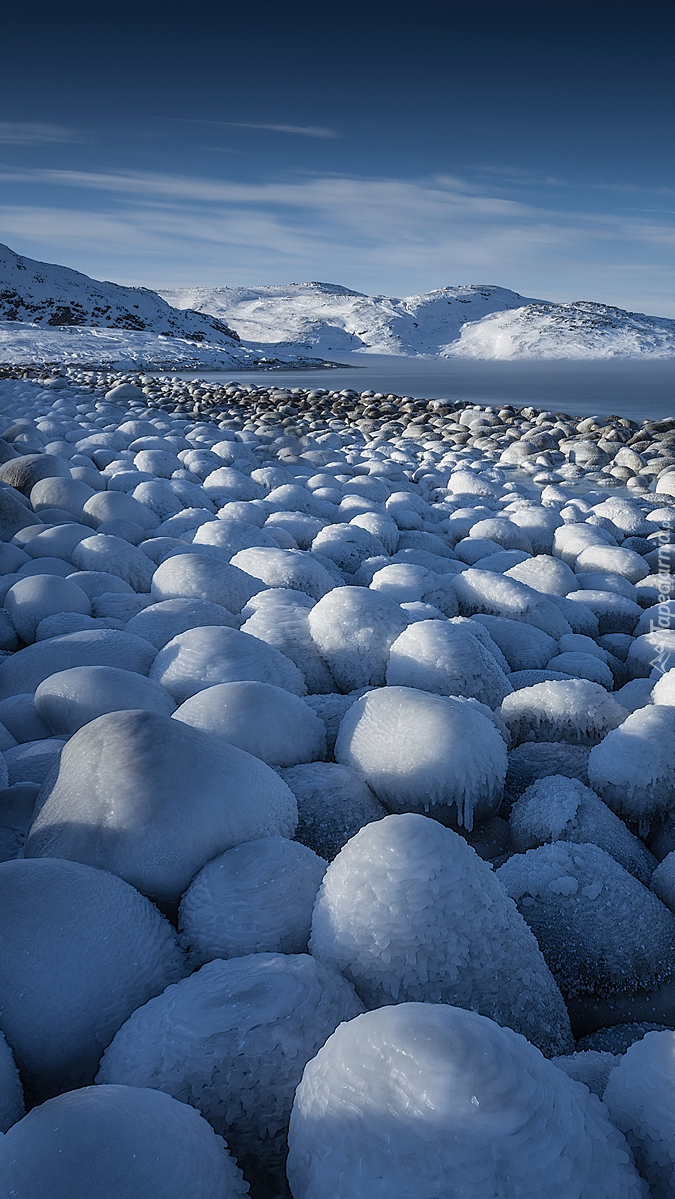 Kamienie pokryte śniegiem