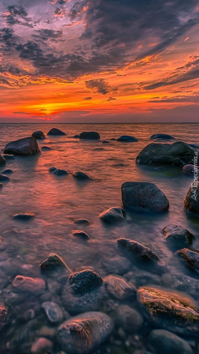 Kamienie przy brzegu morza o zachodzie słońca