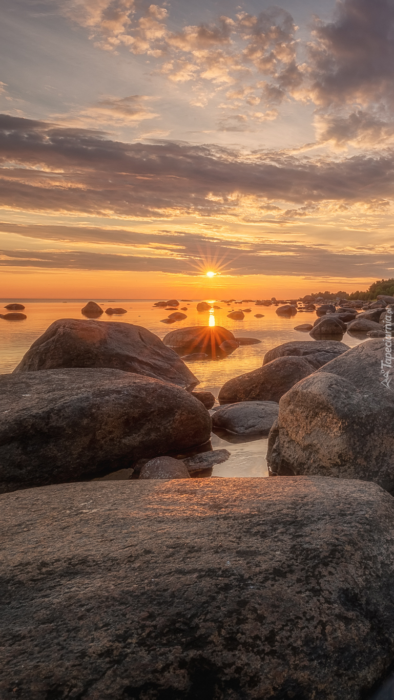 Kamienie w morzu o zachodzie słońca