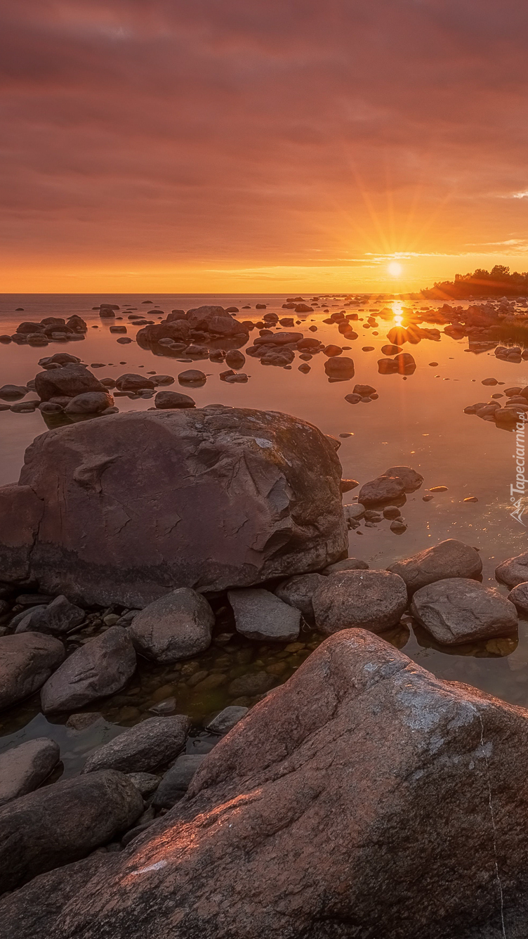 Kamienie w morzu o zachodzie słońca