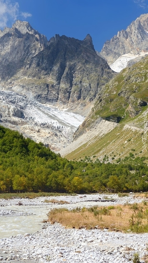 Kamienista rzeka w górskiej dolinie