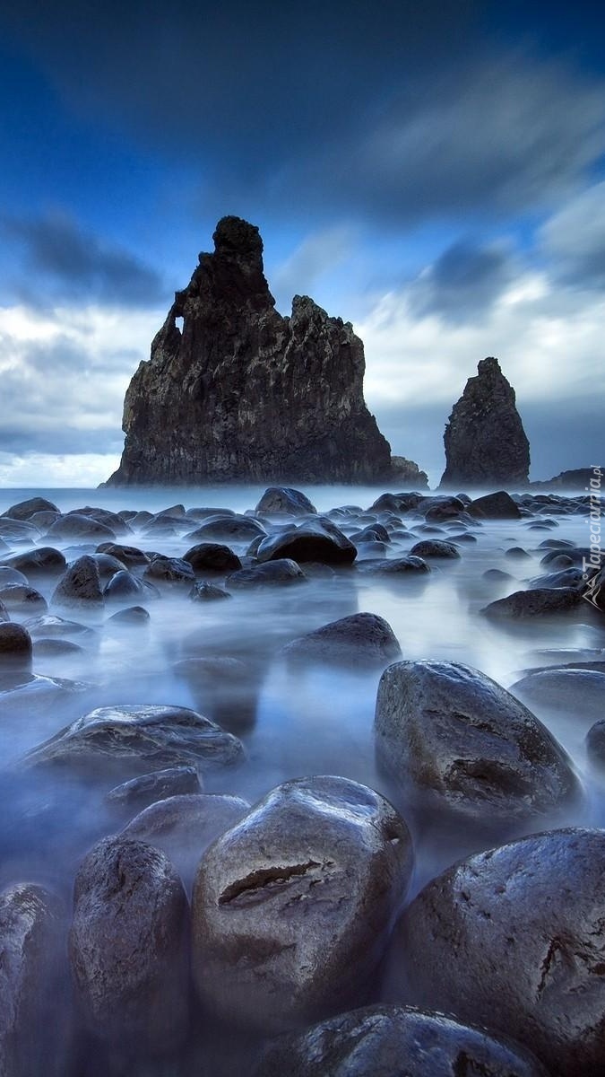 Kamienisty morski brzeg z widokiem na skały