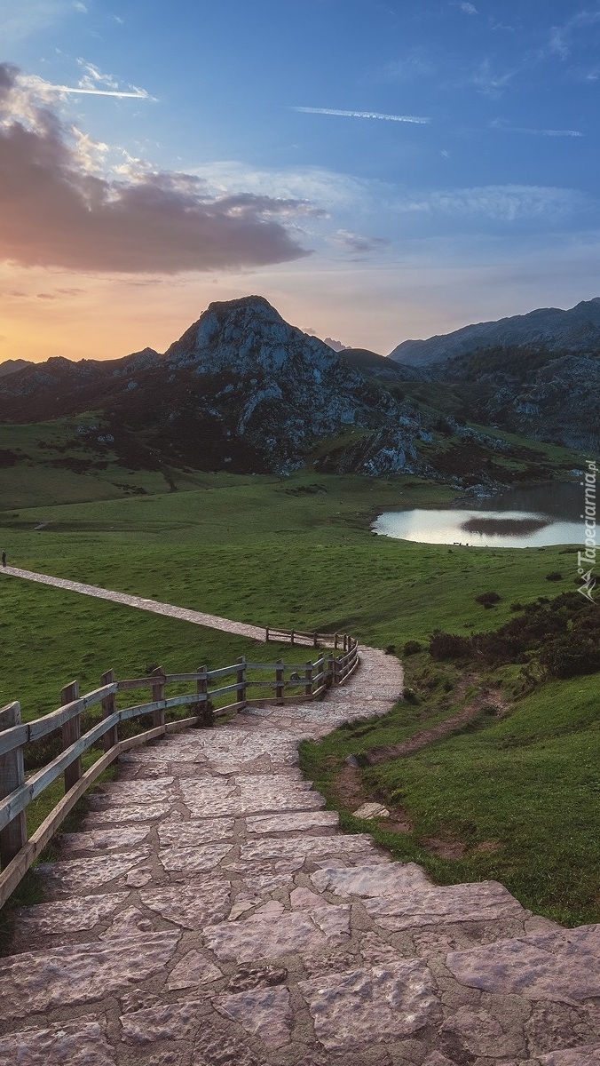 Kamienne schody i droga obok jeziora Lakes of Covadonga