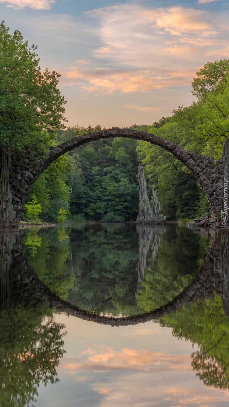 Kamienny most łukowy w Parku Rododendronów Kromlau w Niemczech