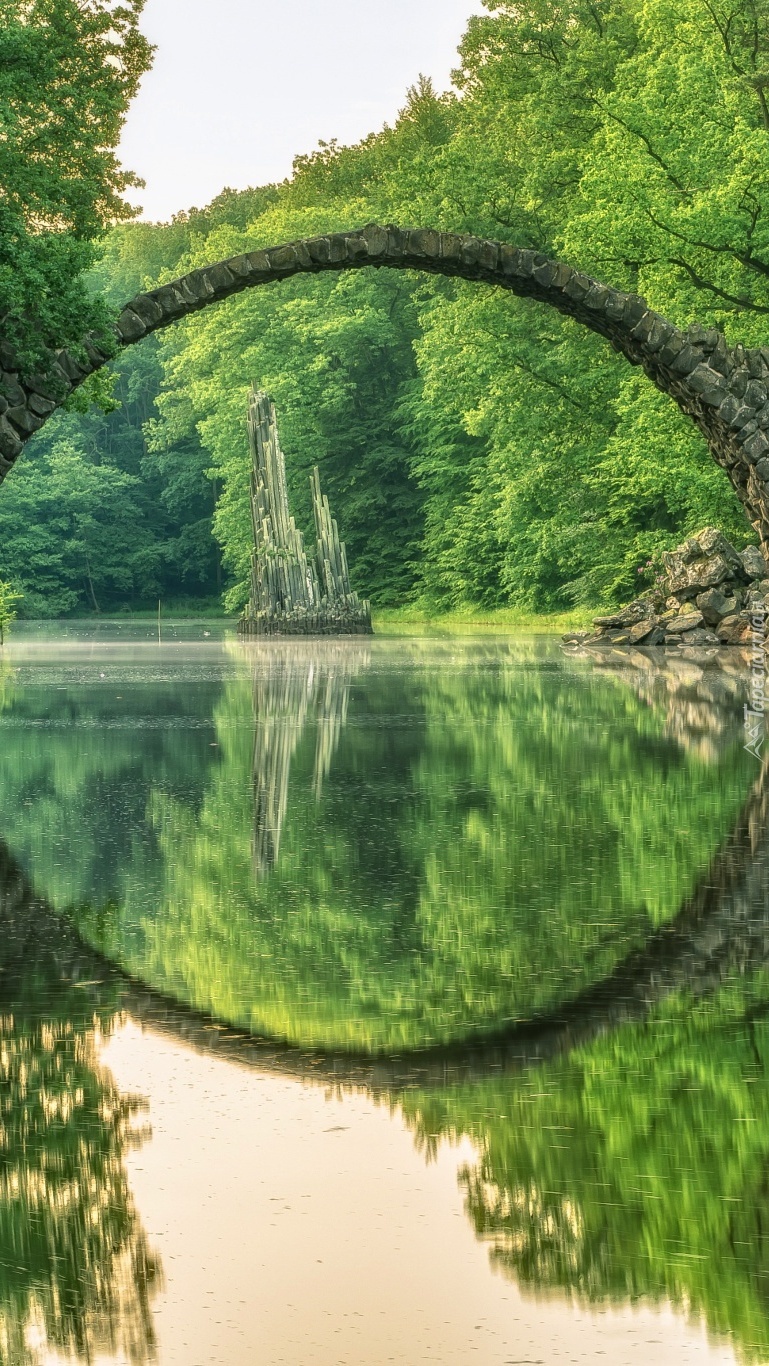 Kamienny most na jeziorze Rakotz