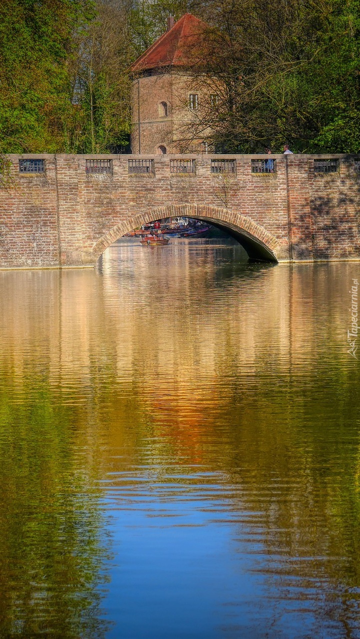 Kamienny most nad kanałem