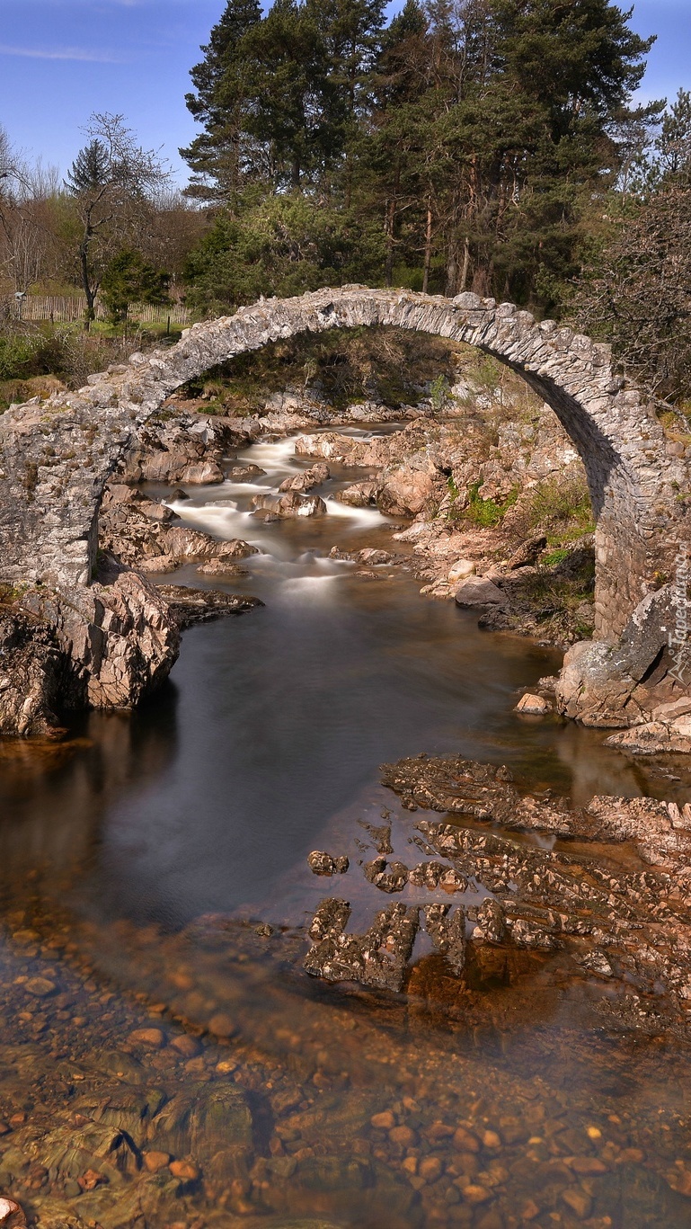 Kamienny most nad rzeką