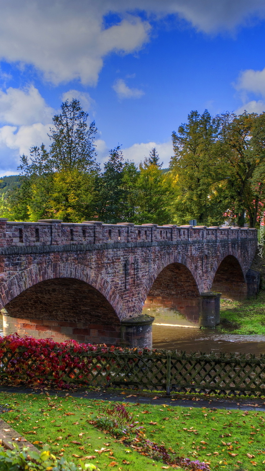 Kamienny most nad rzeką