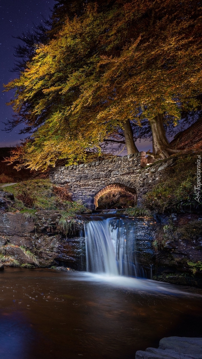 Kamienny most nad wodospadem w Angielskim Derbyshire