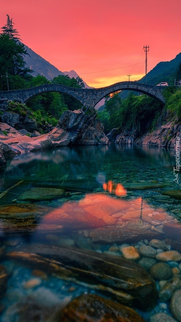 Kamienny most Ponte dei Salti nad rzeką Verzasca