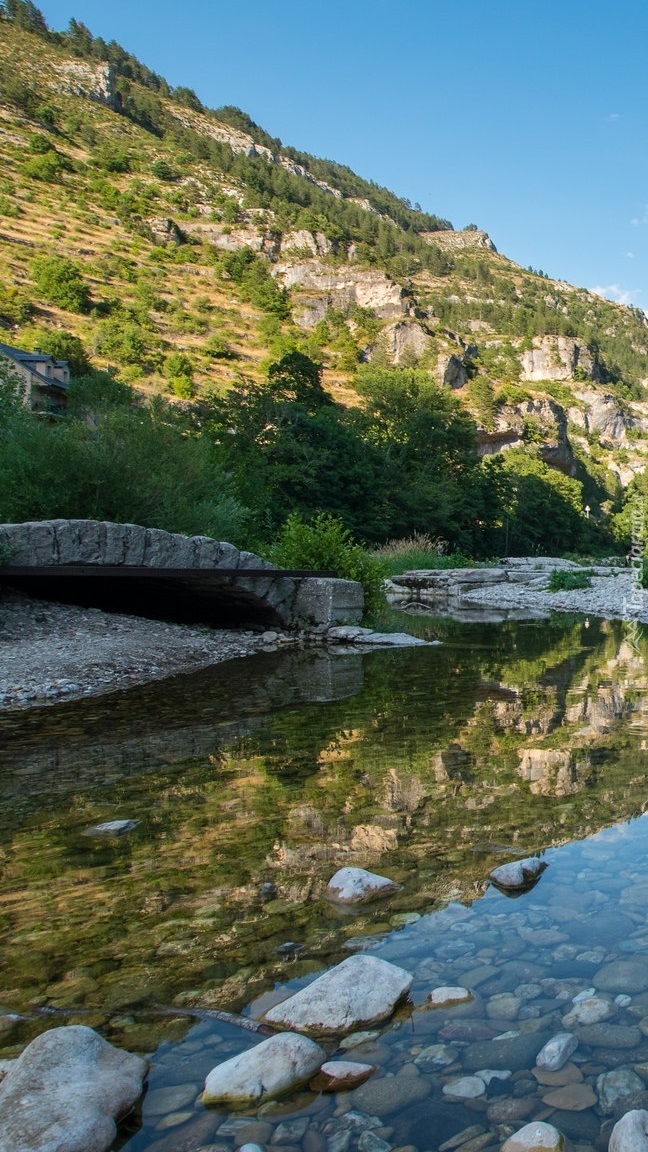 Kamienny mostek nad rzeką