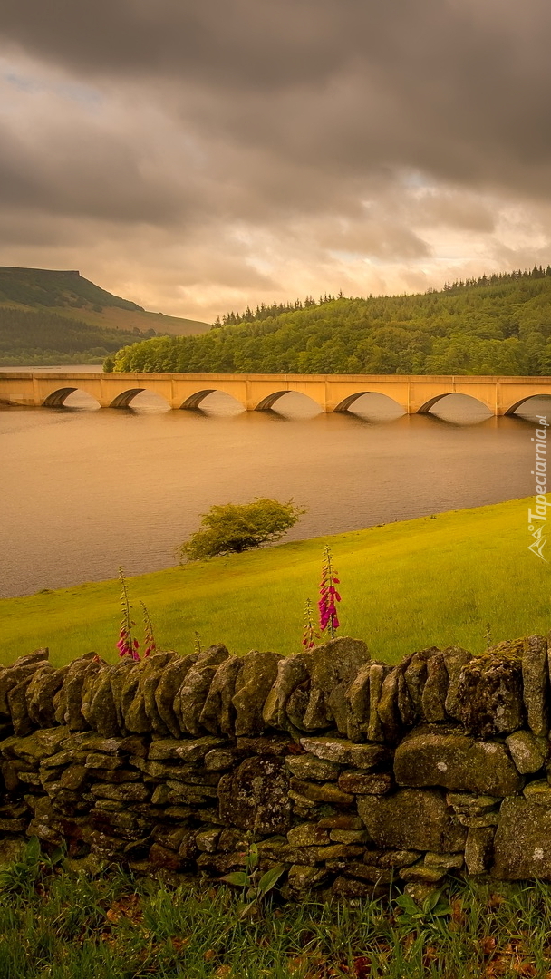 Kamienny mur Bamford Edge nad jeziorem Ladybower Reservoir