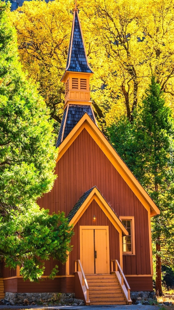Kaplica pośród jesiennych drzew