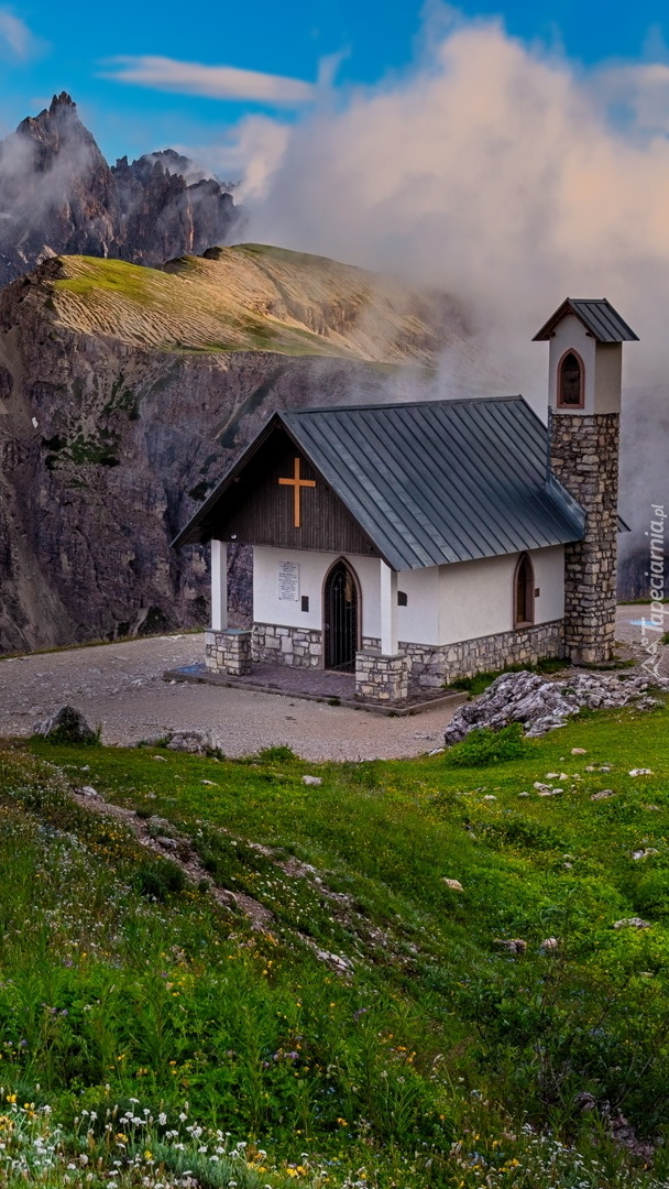 Kapliczka na tle Dolomitów