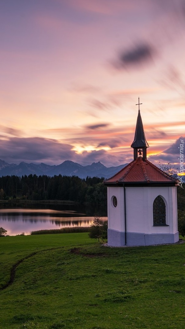 Kapliczka nad jeziorem