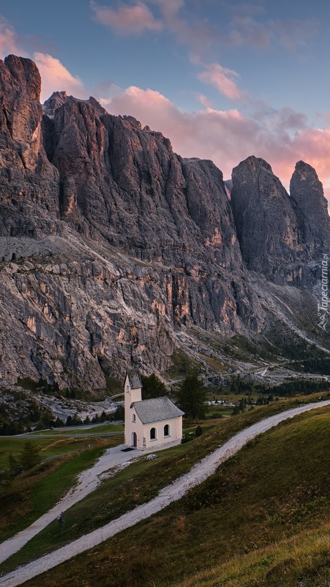 Kapliczka przy drodze w Dolomitach