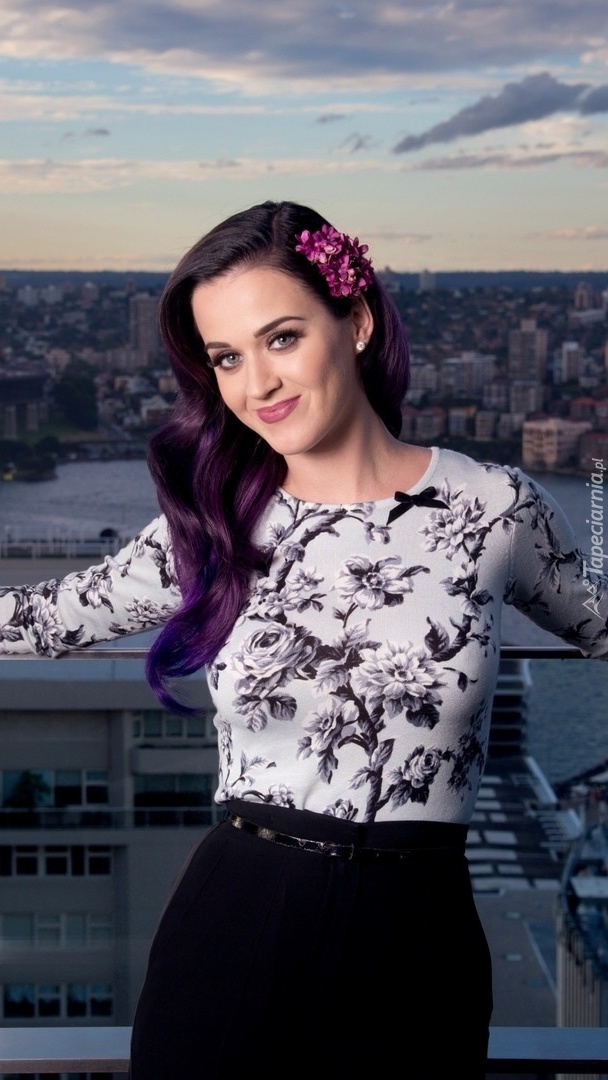 Katy Perry na tle miasta