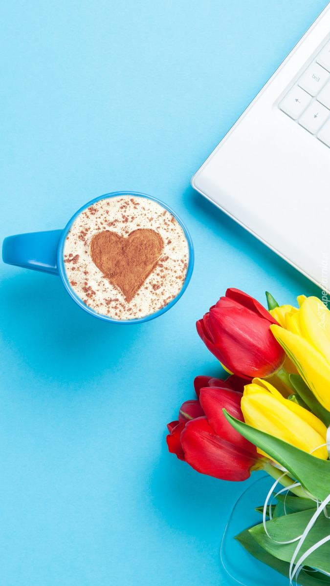 Kawa z sercem na piance i tulipany