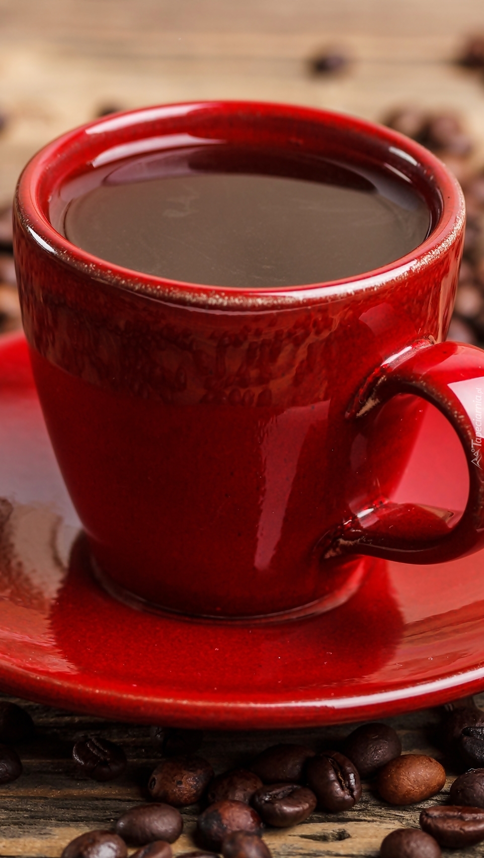 Kawa zaparzona w czerwonej filiżance
