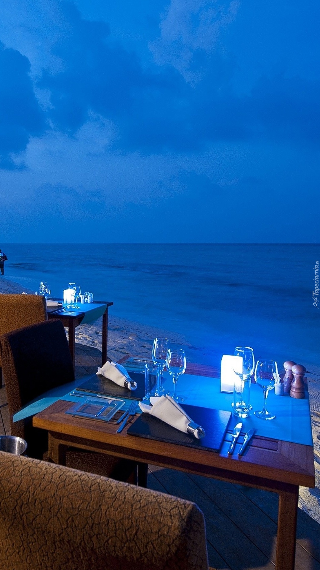 Kawiarniane stoliki z widokiem na morze