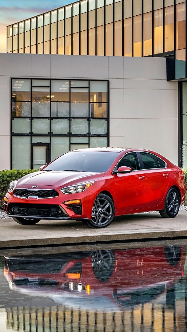 Kia Forte przed budynkiem