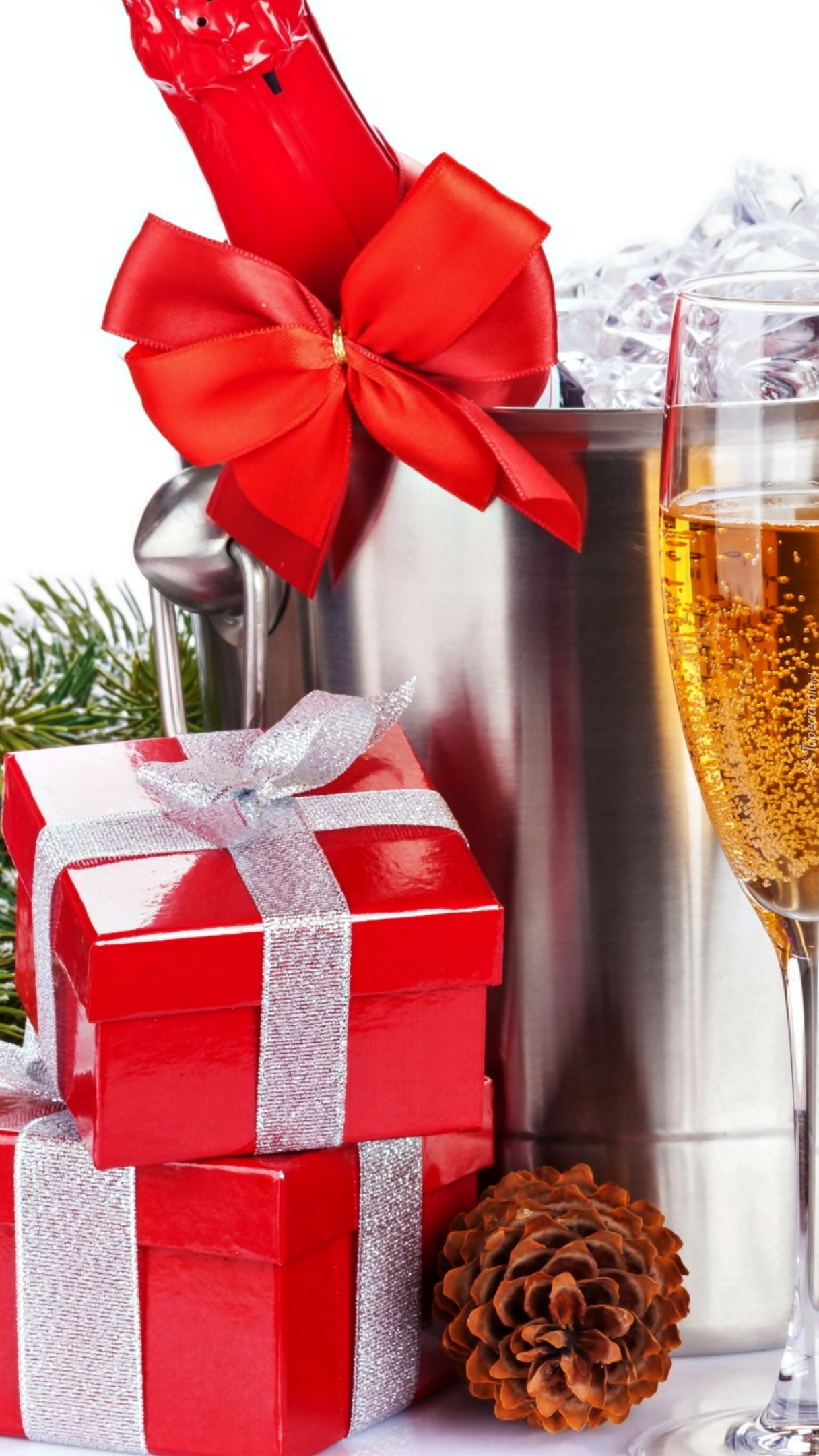 Kieliszek szampana, prezenty i szyszka