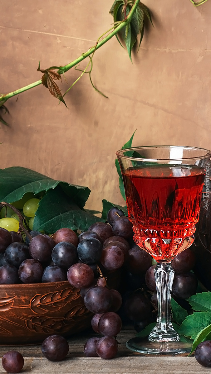 Kieliszek wina i winogrona