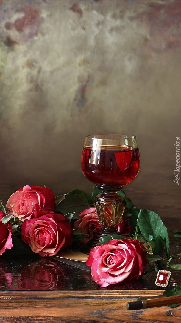 Kieliszek wina pośród róż