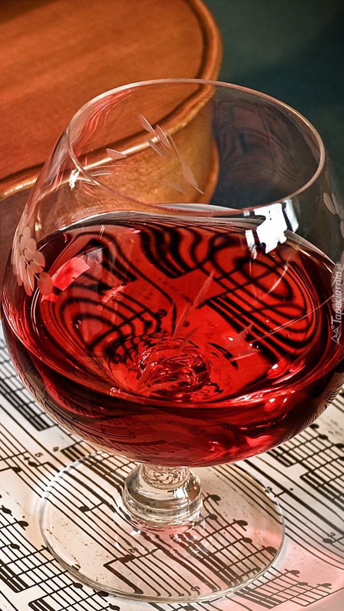 Kieliszek z czerwonym winem