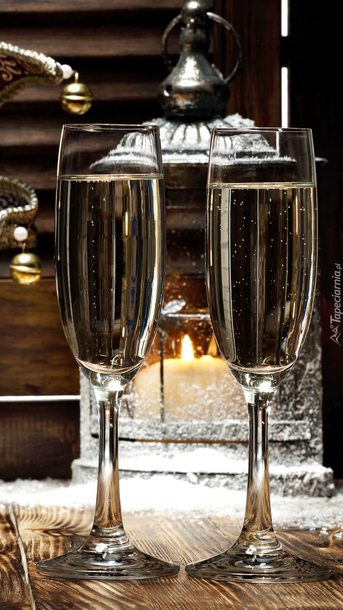 Kieliszki z szampanem przy lampionie