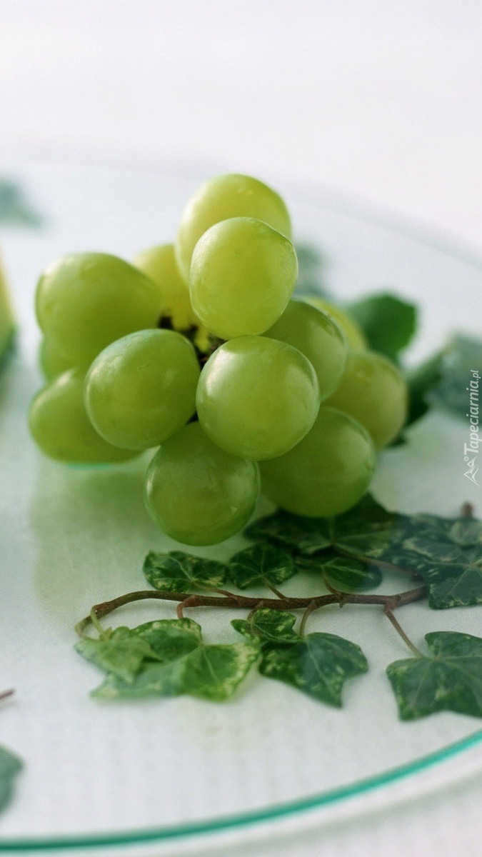 Kiść winogron na talerzu